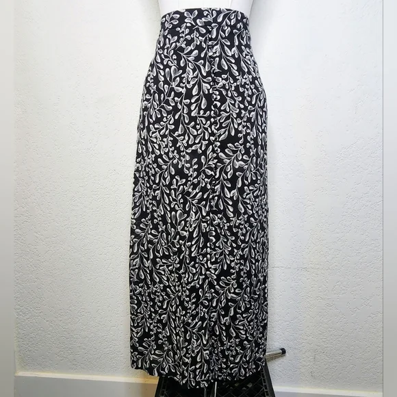 J. Jill Black and White Midi Skirt, A Line Sz XS Floral w Elastic Waist and Slit - Picture 7 of 13